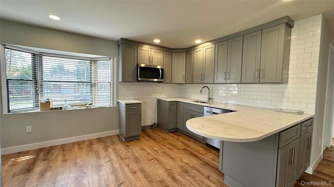 27 Southridge Dr in Glen Cove, NY - Building Photo - Building Photo