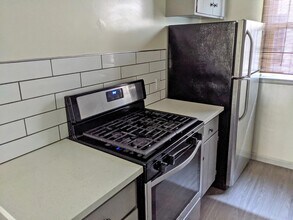 6127 Romaine St in Los Angeles, CA - Foto de edificio - Building Photo