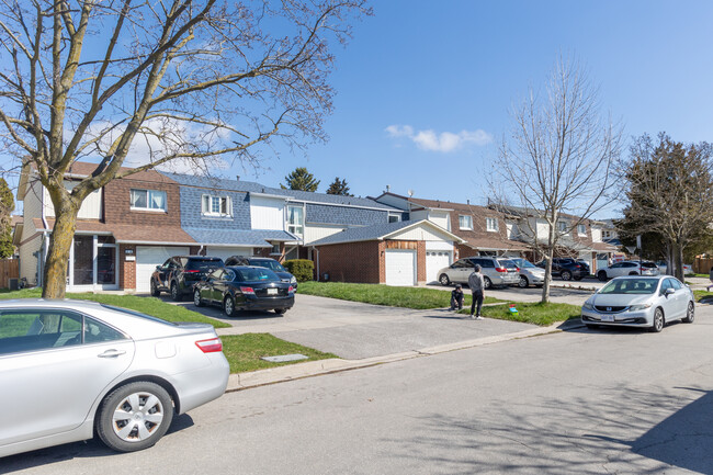 30 Phalen Cres in Toronto, ON - Building Photo - Building Photo