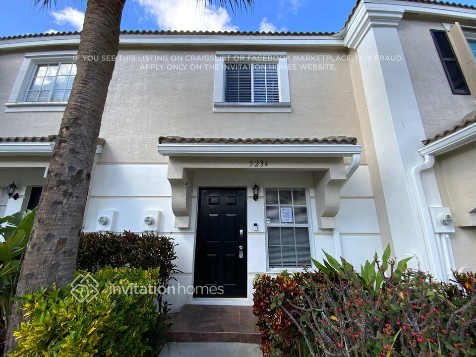 5234 Palmbrooke Cir in West Palm Beach, FL - Building Photo