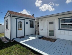 1790 Loralin Dr in Englewood, FL - Building Photo - Building Photo