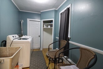 196 Dorchester St, Unit 1 in Boston, MA - Foto de edificio - Building Photo