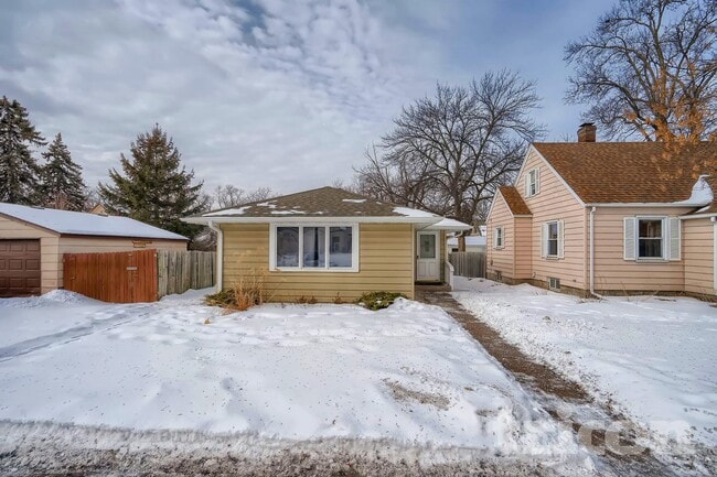 4010 Monroe St NE in Minneapolis, MN - Foto de edificio - Building Photo