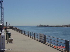 421 1st Ave in Manasquan, NJ - Foto de edificio - Building Photo