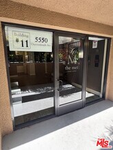 5550 Owensmouth Ave in Los Angeles, CA - Building Photo - Building Photo