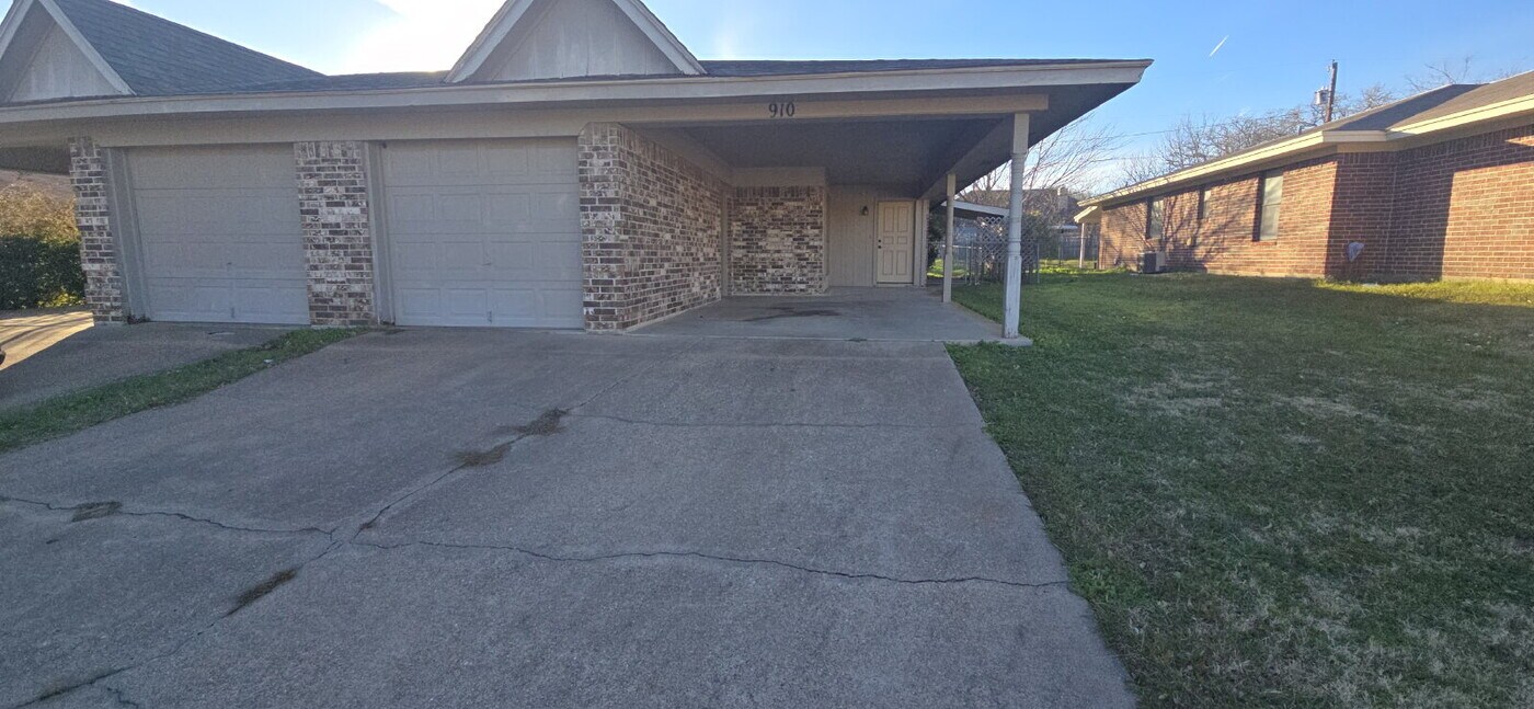 910 Terry Trail in Weatherford, TX - Building Photo