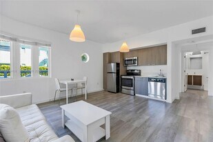 557 Michigan Ave in Miami Beach, FL - Building Photo