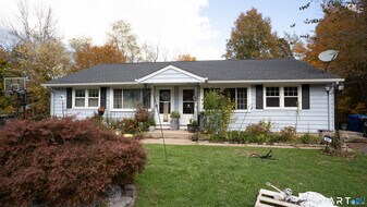 24 Coburn Cir in Newington, CT - Building Photo