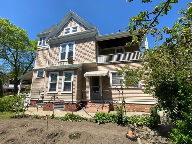 211 Holland St in Somerville, MA - Foto de edificio - Building Photo
