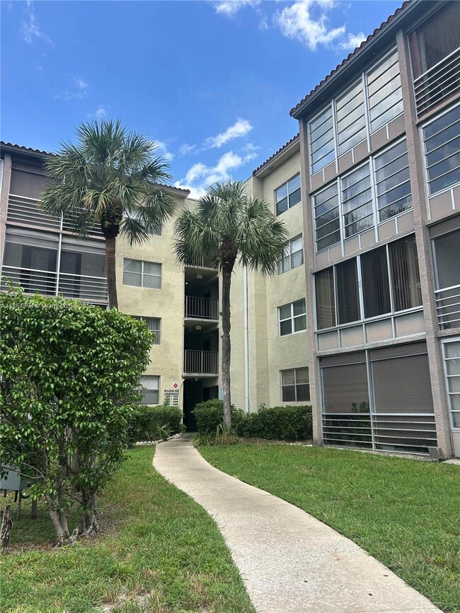 1800 SW 81st Ave in North Lauderdale, FL - Foto de edificio - Building Photo