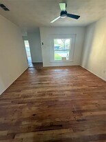 10121 Muskogee Dr in Dallas, TX - Building Photo