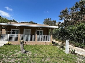 261 NW 49th St, Unit A in Miami, FL - Foto de edificio - Building Photo