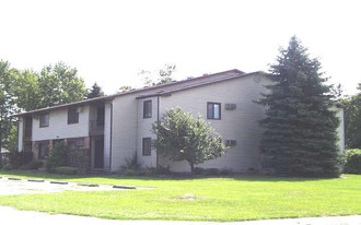 7440 Crosscreek Dr in Temperance, MI - Building Photo