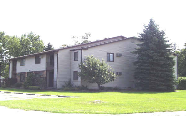 7440 Crosscreek Dr in Temperance, MI - Building Photo