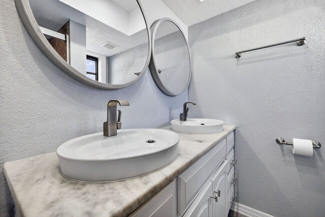 1303 SW 16th Terrace in Cape Coral, FL - Foto de edificio - Building Photo