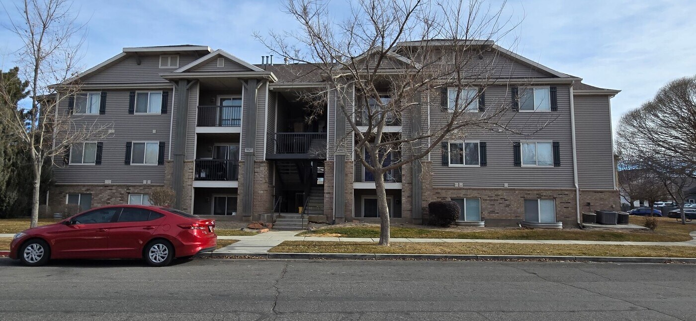 8084 N Ridge Loop E in Eagle Mountain, UT - Building Photo