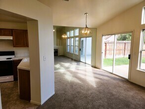2327 E Goshen Ave in Fresno, CA - Building Photo - Building Photo