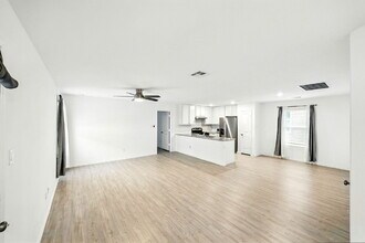 4446 Geyser Lk in San Antonio, TX - Building Photo - Building Photo