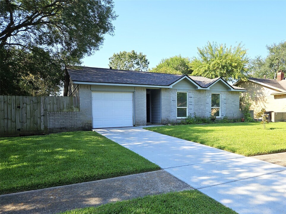 2513 Knoxville Dr in League City, TX - Building Photo