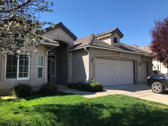 property at 1057 E Sarazen Ave