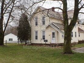 870 S Main St in Amherst, OH - Building Photo