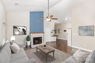 100 Aurora Ln in Huntersville, NC - Building Photo