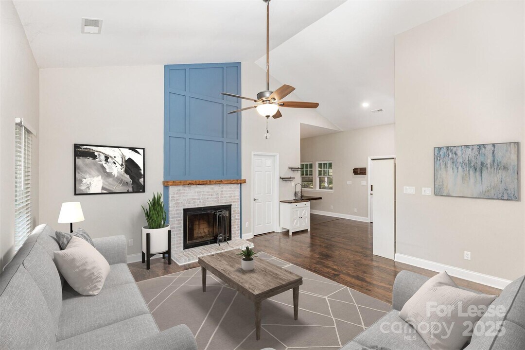 100 Aurora Ln in Huntersville, NC - Building Photo