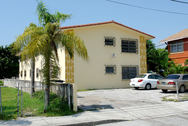 858 SW 2nd St in Miami, FL - Building Photo - Building Photo