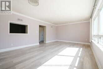 11 Mississauga Rd N in Mississauga, ON - Building Photo - Building Photo