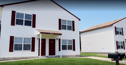 Crossroads Townhomes in Norfolk, VA - Foto de edificio - Building Photo