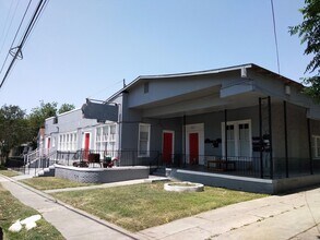 323 E Carson St in San Antonio, TX - Building Photo - Interior Photo