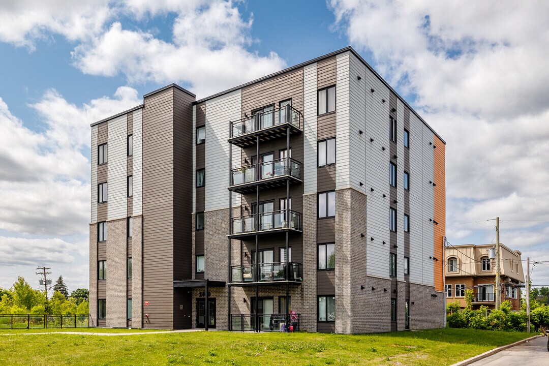 1440A Curé-Labelle Boul in Laval, QC - Building Photo