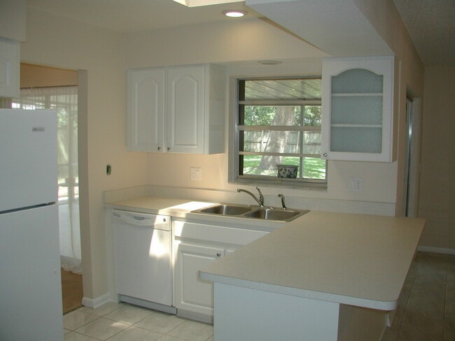 3812 Pinedale St in Brandon, FL - Building Photo - Building Photo
