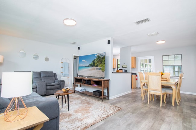 2233 La Valle Dr in Jacksonville, FL - Foto de edificio - Building Photo