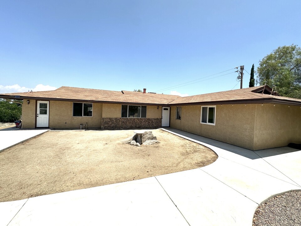 27289 San Jacinto St in Hemet, CA - Building Photo