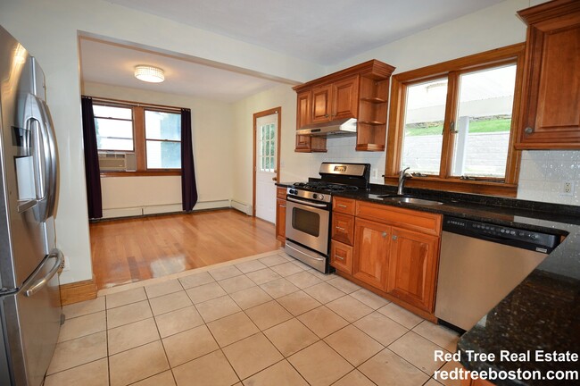 42 Gerrish St, Unit 1 in Boston, MA - Foto de edificio - Building Photo