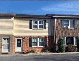 1126 Wadewood Ct in Woodstock, VA - Building Photo