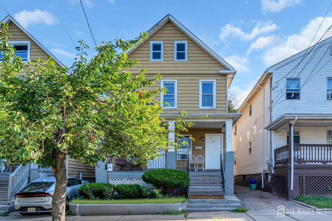 375 Delavan St in New Brunswick, NJ - Building Photo