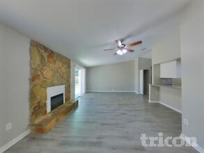 3183 Bee St E in Orange Park, FL - Foto de edificio - Building Photo