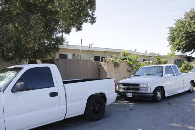 8432 Tamaru Dr in Huntington Beach, CA - Foto de edificio - Building Photo