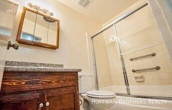 1439 S Point View St, Unit 3 in Los Angeles, CA - Foto de edificio - Building Photo