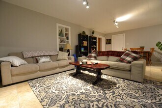 36 Kenrick St in Boston, MA - Foto de edificio - Building Photo