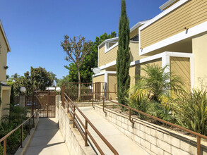 Ladera Vista Apartments in Lynwood, CA - Foto de edificio - Building Photo