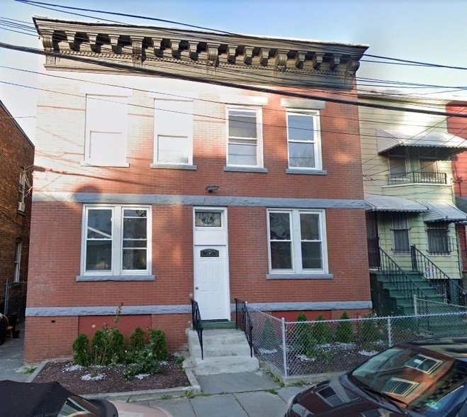 16 Morton Pl in Jersey City, NJ - Building Photo