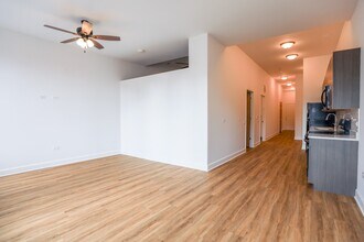 3160 N Broadway, Unit 402 in Chicago, IL - Building Photo - Building Photo