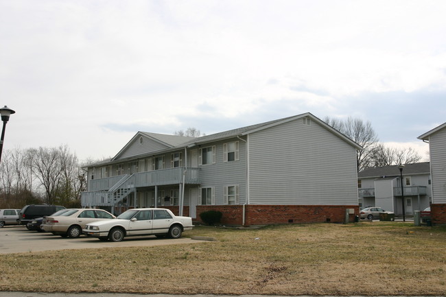 300-308 Cooper Dr in Cahokia, IL - Foto de edificio - Building Photo