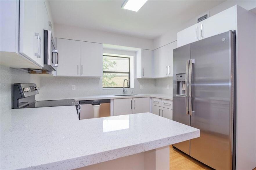 491 Racquet Club Rd, Unit 212 in Weston, FL - Foto de edificio