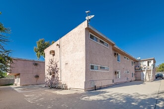 9121 Orion Ave in North Hills, CA - Foto de edificio - Building Photo