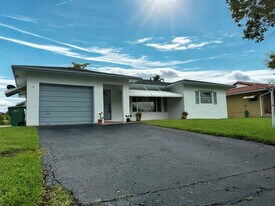 9602 NW 72nd St in Tamarac, FL - Building Photo