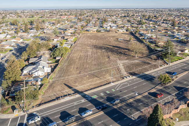 8009 Franklin Blvd in Sacramento, CA - Foto de edificio - Building Photo